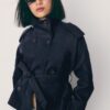 Trenchcoat mit hohem Kragen und Gürtel Trenchcoat mit hohem Kragen und Gürtel