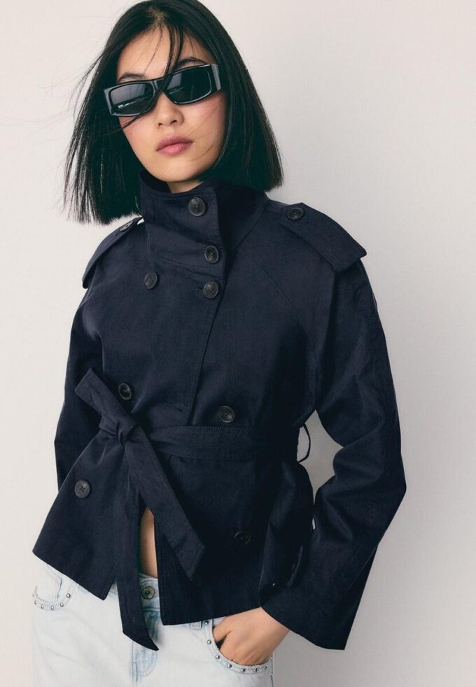Trenchcoat mit hohem Kragen und Gürtel Trenchcoat mit hohem Kragen und Gürtel