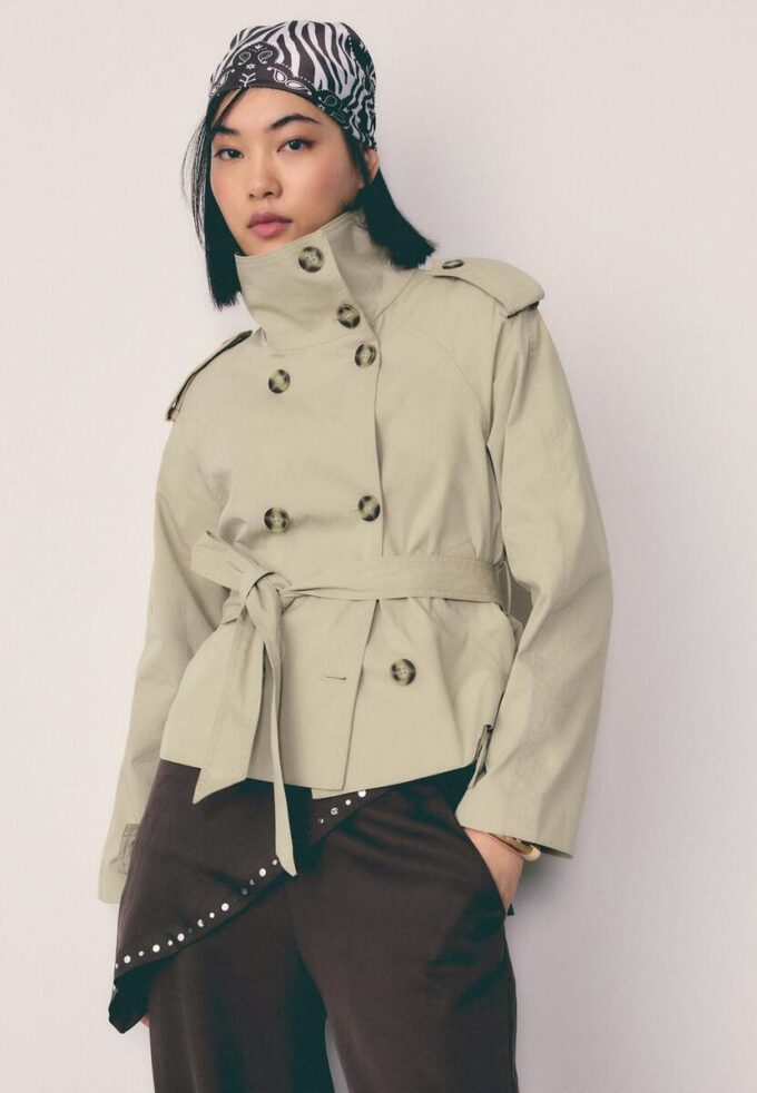 Trenchcoat mit hohem Kragen und Gürtel Trenchcoat mit hohem Kragen und Gürtel