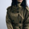 Trenchcoat mit hohem Kragen und Gürtel Trenchcoat mit hohem Kragen und Gürtel
