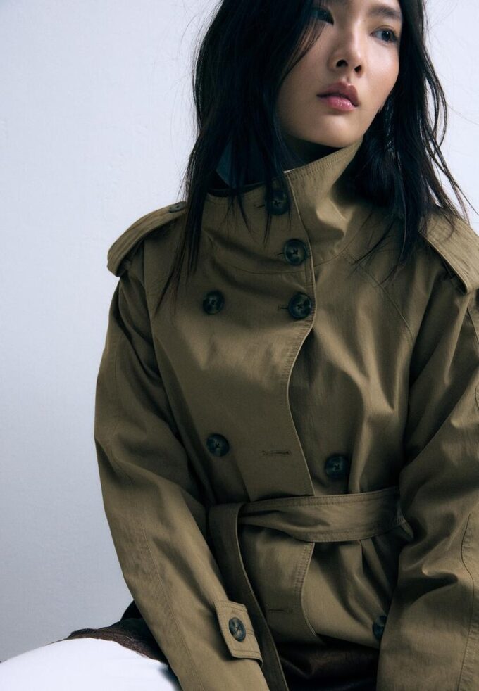 Trenchcoat mit hohem Kragen und Gürtel Trenchcoat mit hohem Kragen und Gürtel