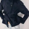 Trenchcoat mit hohem Kragen und Gürtel Trenchcoat mit hohem Kragen und Gürtel