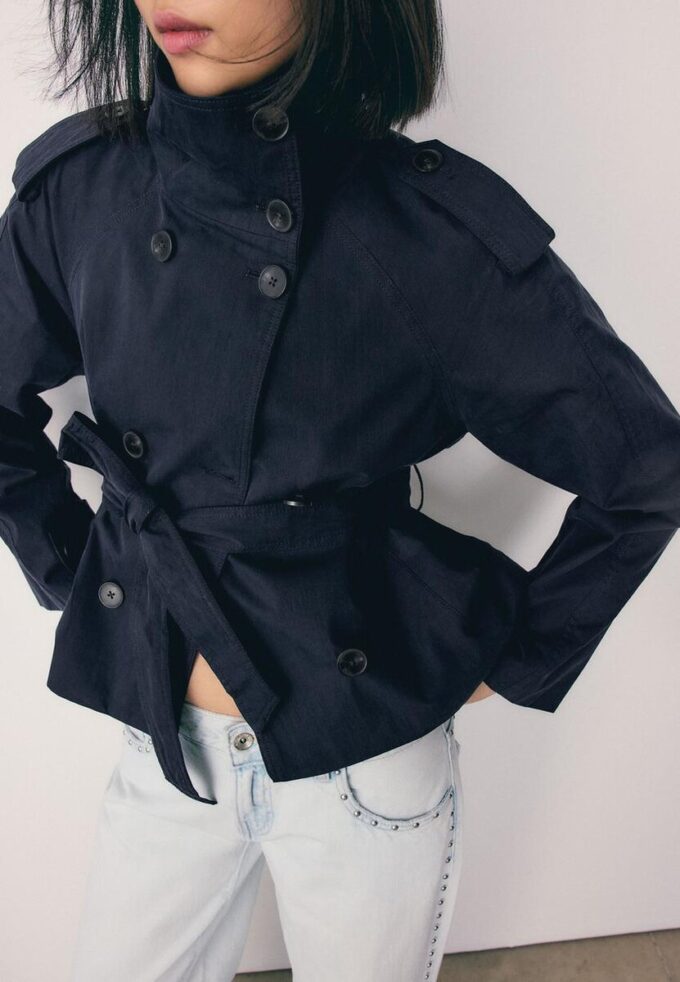 Trenchcoat mit hohem Kragen und Gürtel Trenchcoat mit hohem Kragen und Gürtel
