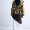 Trenchcoat mit hohem Kragen und Gürtel Trenchcoat mit hohem Kragen und Gürtel