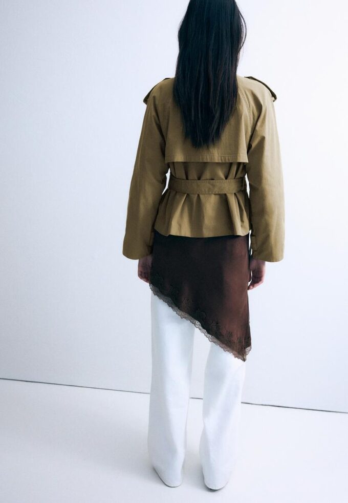 Trenchcoat mit hohem Kragen und Gürtel Trenchcoat mit hohem Kragen und Gürtel