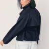 Trenchcoat mit hohem Kragen und Gürtel Trenchcoat mit hohem Kragen und Gürtel
