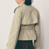 Trenchcoat mit hohem Kragen und Gürtel Trenchcoat mit hohem Kragen und Gürtel