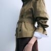 Trenchcoat mit hohem Kragen und Gürtel Trenchcoat mit hohem Kragen und Gürtel