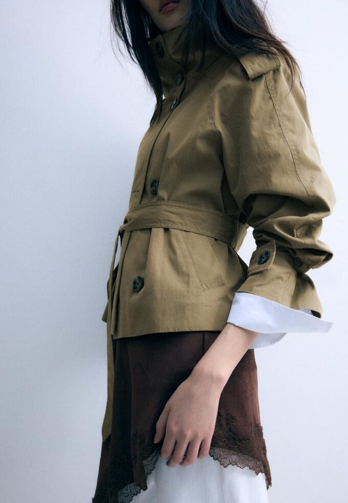 Trenchcoat mit hohem Kragen und Gürtel Trenchcoat mit hohem Kragen und Gürtel