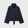 Trenchcoat mit hohem Kragen und Gürtel Trenchcoat mit hohem Kragen und Gürtel