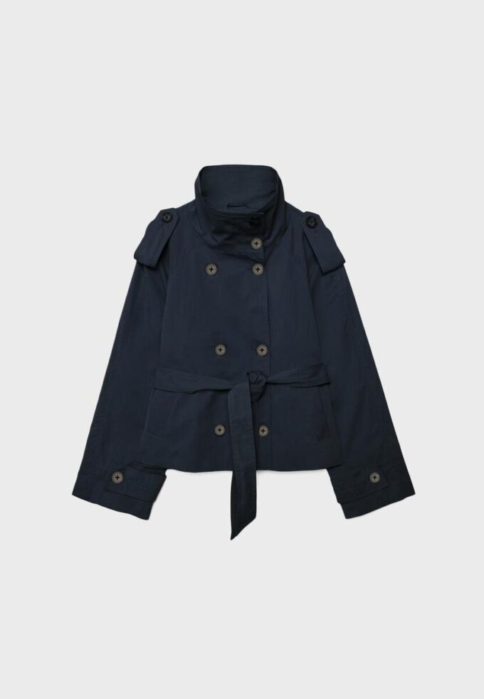 Trenchcoat mit hohem Kragen und Gürtel Trenchcoat mit hohem Kragen und Gürtel