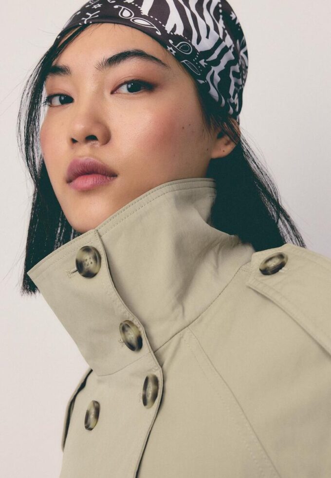 Trenchcoat mit hohem Kragen und Gürtel Trenchcoat mit hohem Kragen und Gürtel