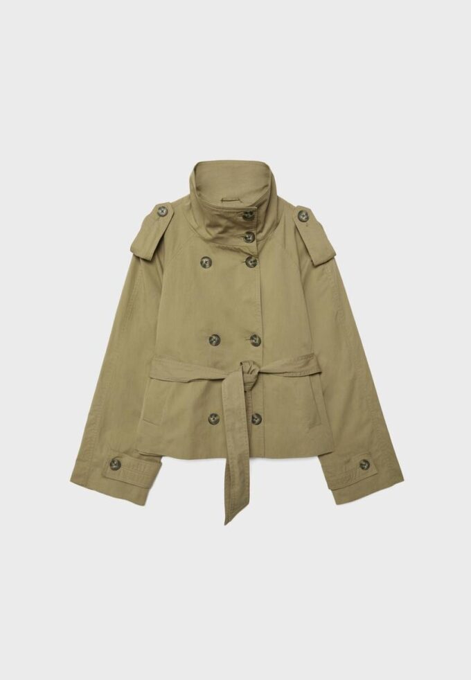 Trenchcoat mit hohem Kragen und Gürtel Trenchcoat mit hohem Kragen und Gürtel