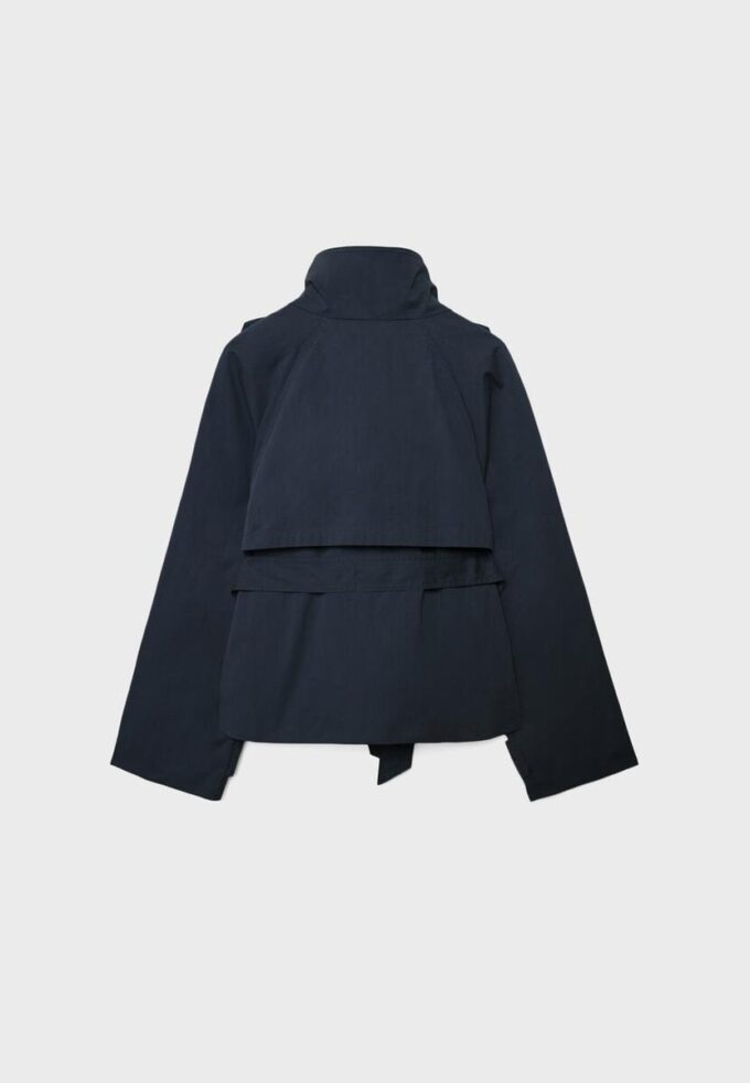 Trenchcoat mit hohem Kragen und Gürtel Trenchcoat mit hohem Kragen und Gürtel
