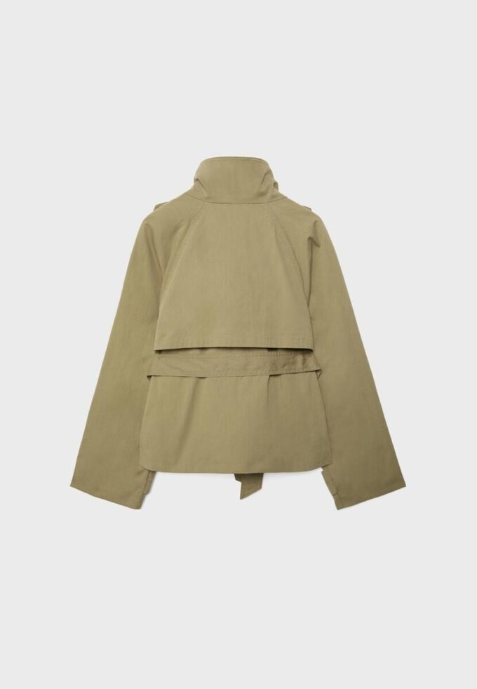Trenchcoat mit hohem Kragen und Gürtel Trenchcoat mit hohem Kragen und Gürtel