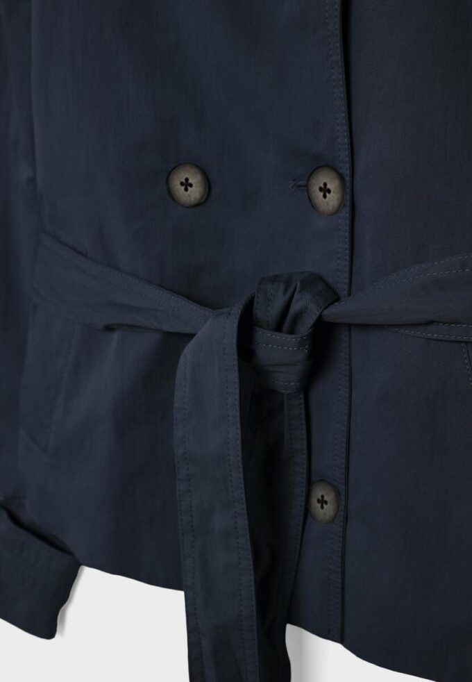Trenchcoat mit hohem Kragen und Gürtel Trenchcoat mit hohem Kragen und Gürtel