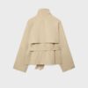 Trenchcoat mit hohem Kragen und Gürtel Trenchcoat mit hohem Kragen und Gürtel