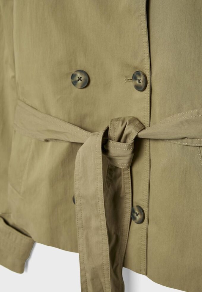 Trenchcoat mit hohem Kragen und Gürtel Trenchcoat mit hohem Kragen und Gürtel