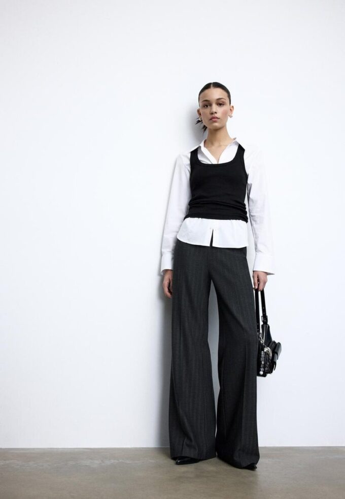 Weit geschnittene elegante Hose Weit geschnittene elegante Hose