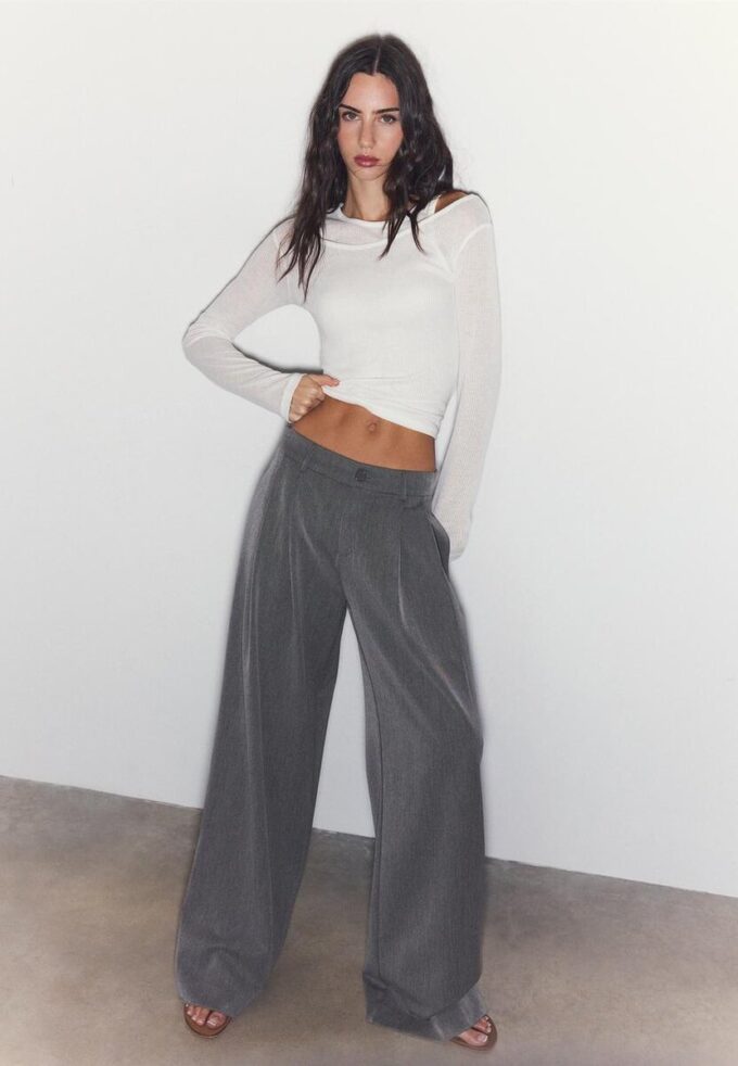 Weit geschnittene, taillierte Hose mit Abnähern Weit geschnittene, taillierte Hose mit Abnähern