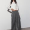 Weit geschnittene, taillierte Hose mit Abnähern Weit geschnittene, taillierte Hose mit Abnähern