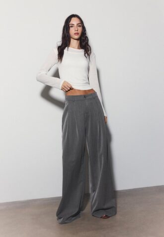 Weit geschnittene, taillierte Hose mit Abnähern