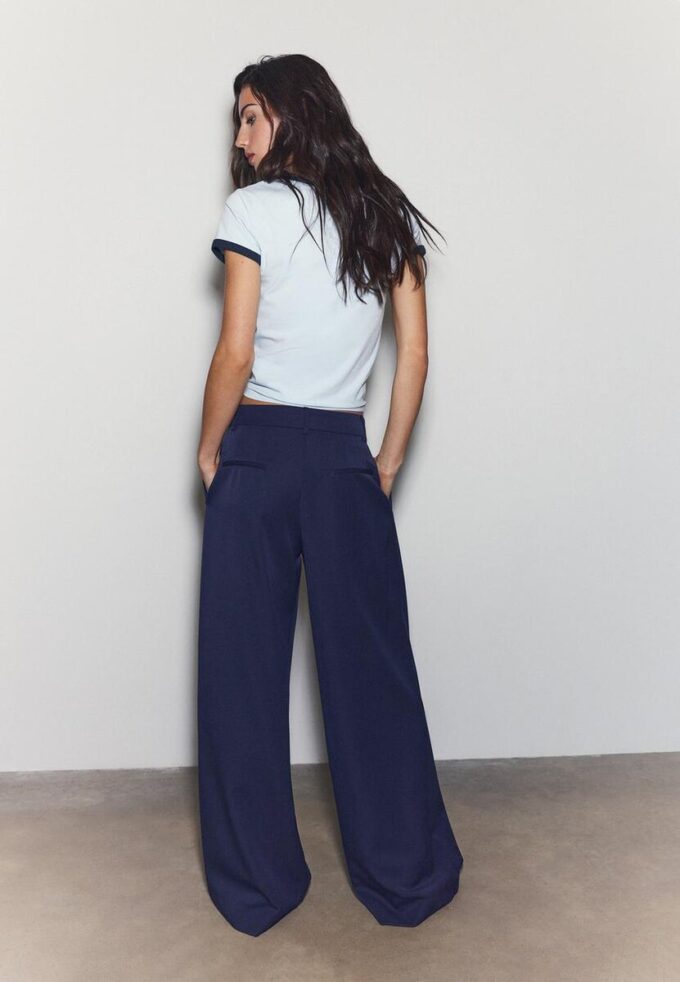 Weit geschnittene, taillierte Hose mit Abnähern Weit geschnittene, taillierte Hose mit Abnähern