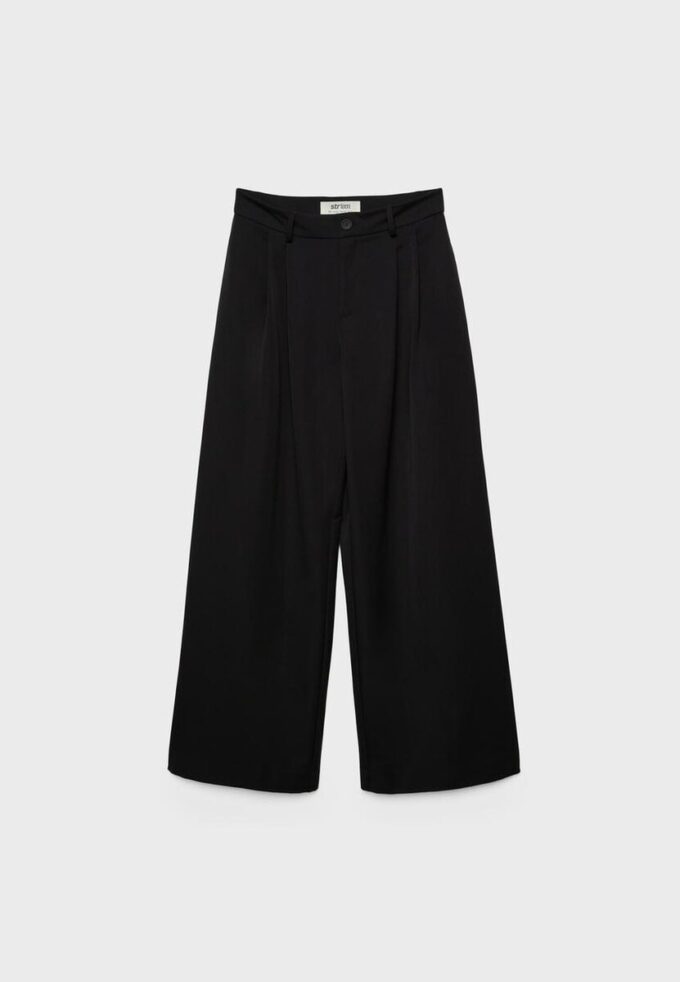 Weit geschnittene, taillierte Hose mit Abnähern Weit geschnittene, taillierte Hose mit Abnähern