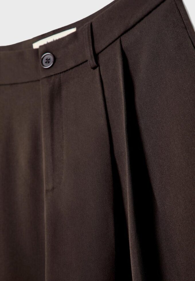 Weit geschnittene, taillierte Hose mit Abnähern