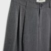 Weit geschnittene, taillierte Hose mit Abnähern Weit geschnittene, taillierte Hose mit Abnähern