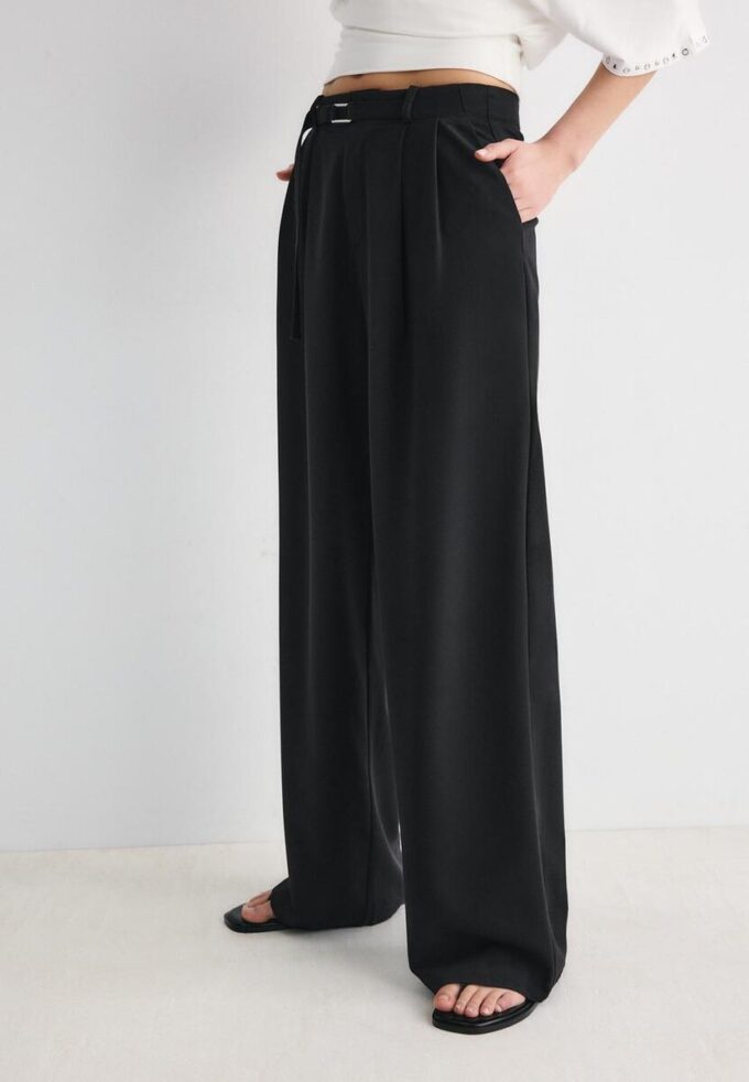 Wide Leg Hosen mit Schnallendetail