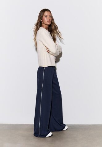Wide Leg Plüschhose mit Zierdetails