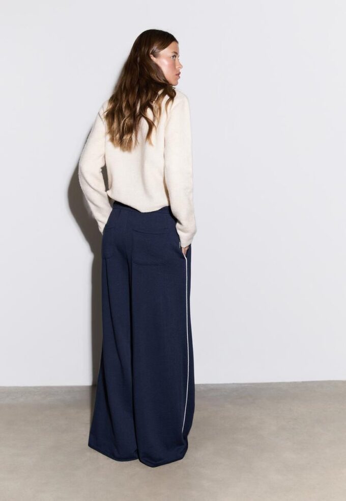 Wide Leg Plüschhose mit Zierdetails
