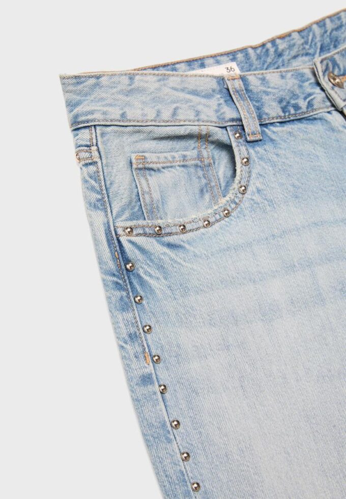 Wide Leg-Schnitt, lockere Jeans mit Nieten