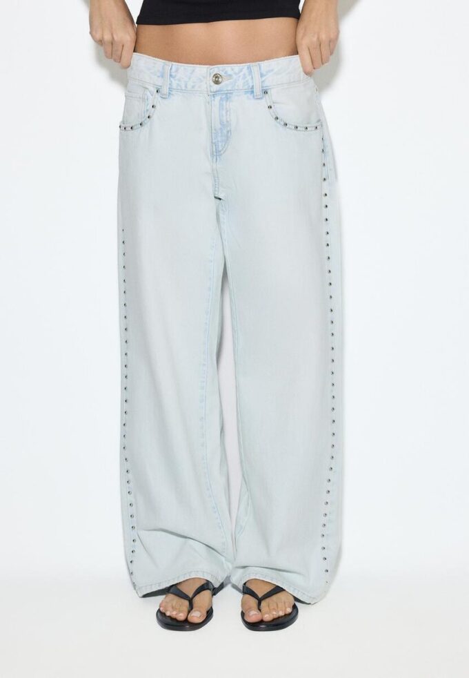 Wide Leg-Schnitt, lockere Jeans mit Nieten