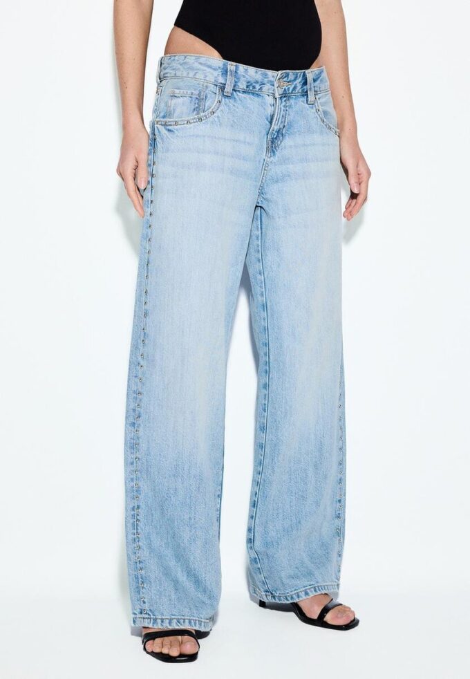 Wide Leg-Schnitt, lockere Jeans mit Nieten