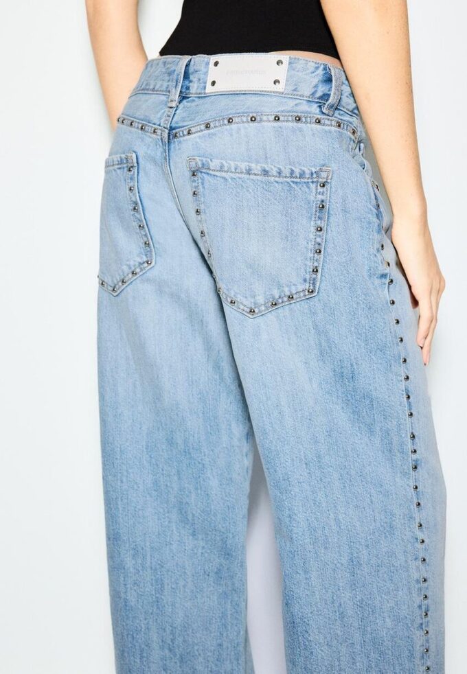 Wide Leg-Schnitt, lockere Jeans mit Nieten