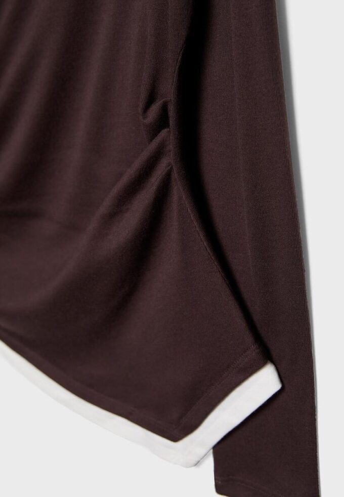 Zeilagiges, asymmetrisches Langarm-T-Shirt