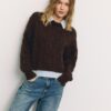 Zweifarbiger Strickpullover mit abnehmbarem Kragen Zweifarbiger Strickpullover mit abnehmbarem Kragen