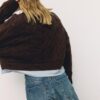 Zweifarbiger Strickpullover mit abnehmbarem Kragen Zweifarbiger Strickpullover mit abnehmbarem Kragen