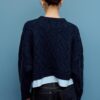 Zweifarbiger Strickpullover mit abnehmbarem Kragen Zweifarbiger Strickpullover mit abnehmbarem Kragen