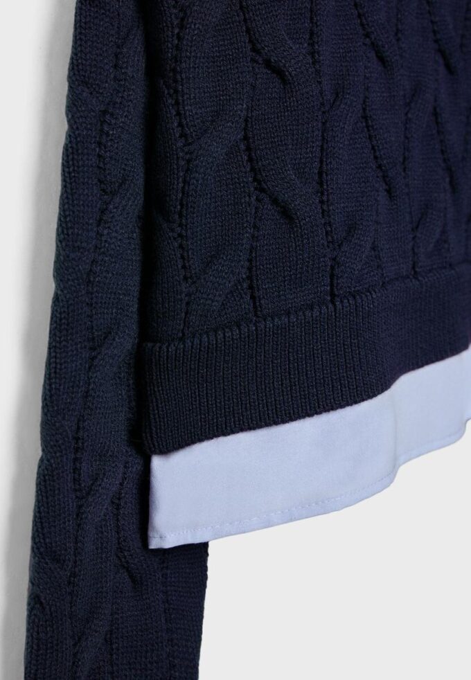 Zweifarbiger Strickpullover mit abnehmbarem Kragen Zweifarbiger Strickpullover mit abnehmbarem Kragen
